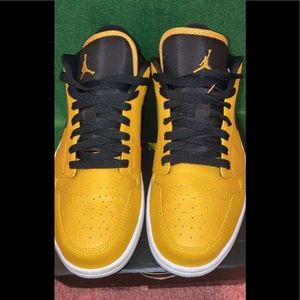 Jordan one lows university gold